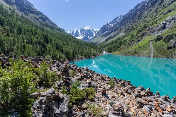 Malebný Výhled Modrou Řeku Sněhové Vrcholy Tien Shan Zasněženými Vrcholky — Stock fotografie