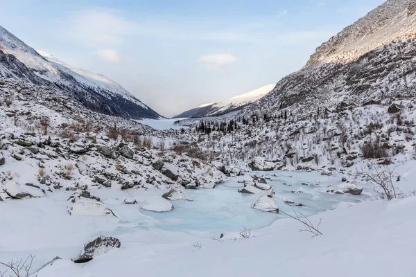 Dağ geçidi, buzul, gökyüzü bulutlu
