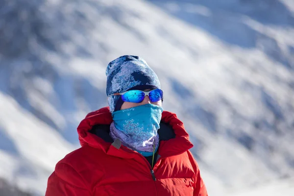 Toerist Warme Sportieve Kleding Besneeuwde Bergen Zonnige Winterdag — Stockfoto