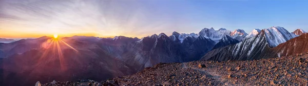 夜明けKaratyurekを渡すと 夜明けにアルタイの山々 Belukha山 高品質の広いパノラマ — ストック写真