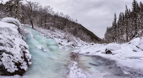 Dağ geçidi, buzul, gökyüzü bulutlu