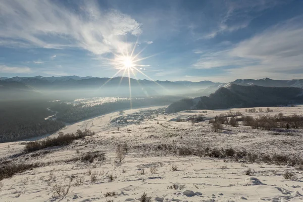 Schilderachtig Uitzicht Eindeloze Besneeuwde Bergen Met Naaldbos Zonnige Dag — Stockfoto