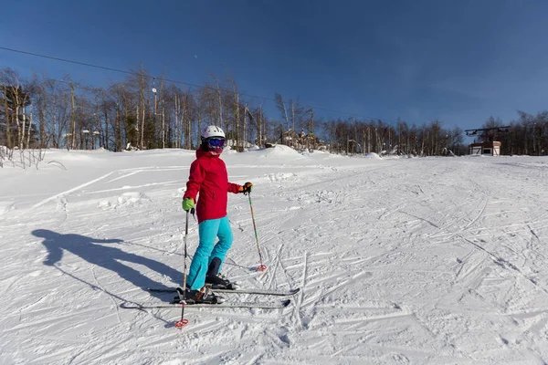 Skifahrerin Steht Auf Der Piste Den Bergen — Stockfoto