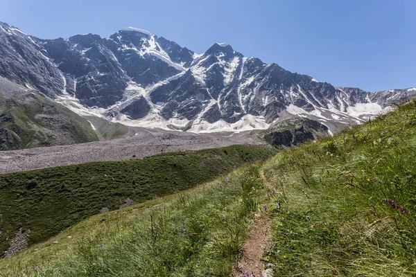 Pittoresk Uitzicht Rotsachtige Bergen Met Besneeuwde Toppen Lente Zonnige Dag — Stockfoto