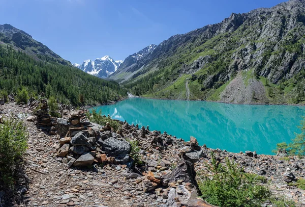Malerischer Blick Auf Den Blauen Fluss Und Die Schneebedeckten Gipfel — Stockfoto