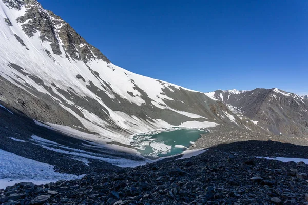 Bergpas, aan de bovenkant van het meer, op de achtergrond een stuk o — Stockfoto