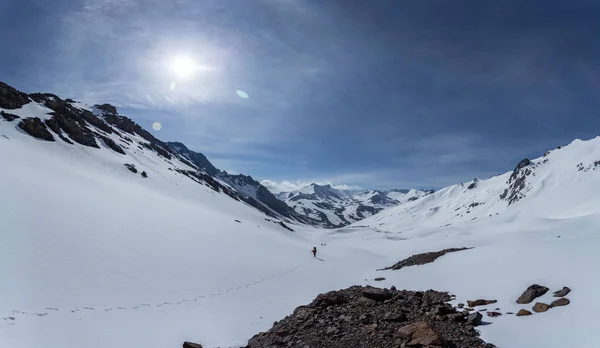 Wanderer Wandern Bei Sonnigem Wetter Auf Schneebedecktem Pass Auf Felsigem — Stockfoto