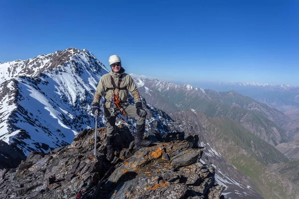 Турист Теплой Спортивной Одежде Горах — стоковое фото