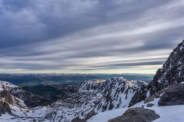 天気の良い日の山と氷河の風景 — ストック写真