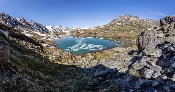 Passo de montanha, no topo do lago, no fundo muito o — Fotografia de Stock