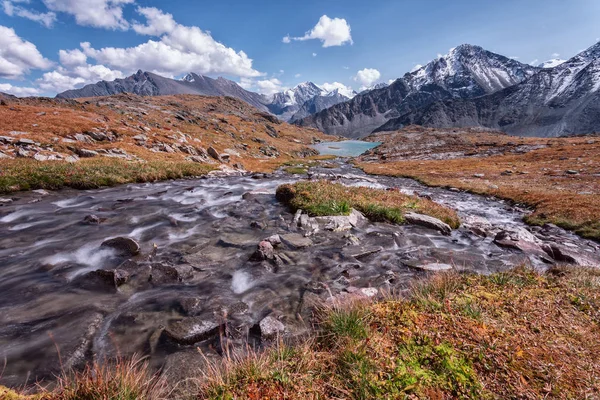 Γραφική Θέα Του Μπλε Ποταμού Και Χιονισμένες Κορυφές Του Tien — Φωτογραφία Αρχείου