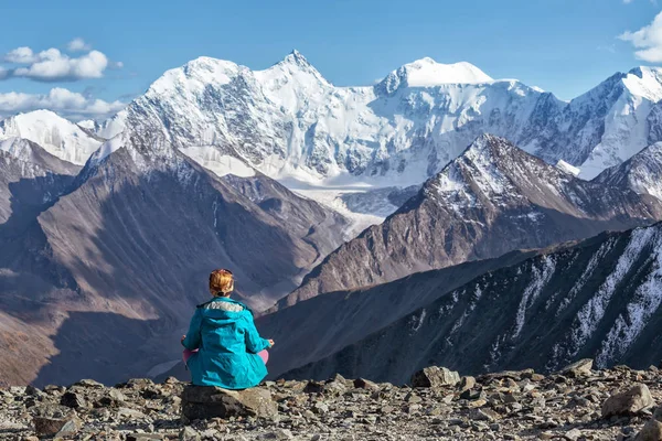 Chica Senderismo Las Montañas Altai Paso Senderismo Las Montañas Concepto — Foto de Stock