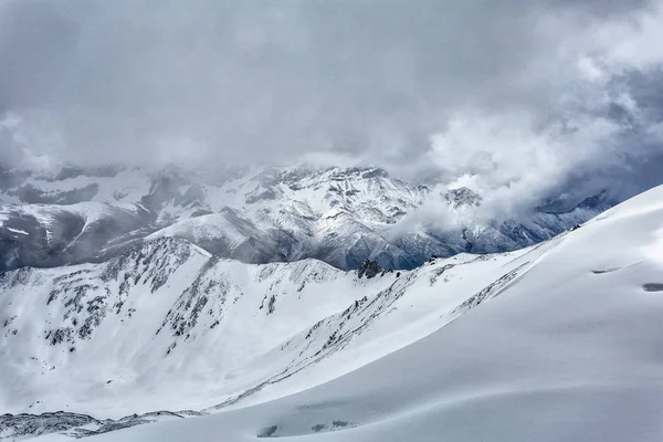 冬の日の山と氷河の風景 — ストック写真