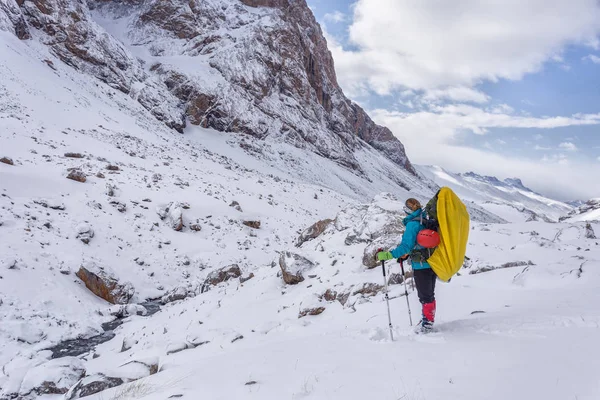 Chica Senderismo Las Montañas Altai Paso Senderismo Las Montañas Concepto — Foto de Stock