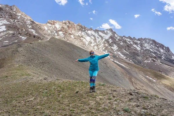 Chica Senderismo Las Montañas Altai Paso Senderismo Las Montañas Concepto — Foto de Stock