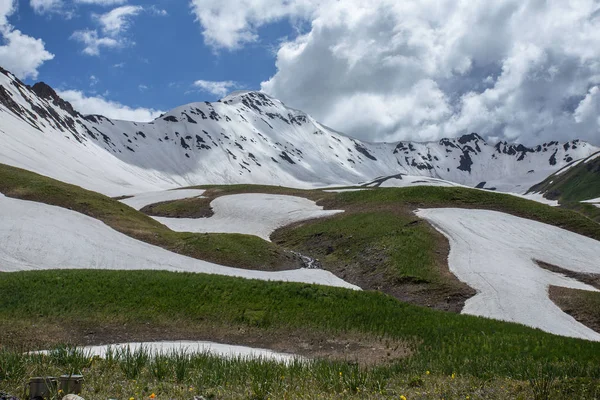 Karlı Dağ Geçidi Kayalık Sırtta — Stok fotoğraf