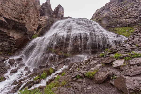Dağlarda şelale, manzara. Dağlara yolculuk. Kırgızistan.