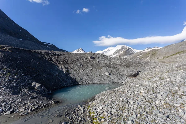 Passo de montanha, no topo do lago, no fundo muito o — Fotografia de Stock