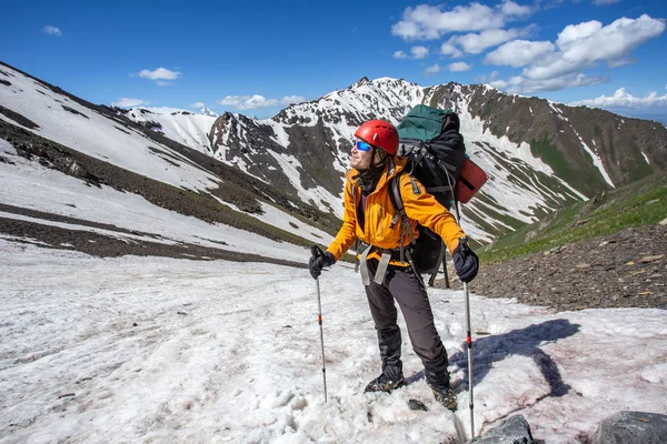 Reisende Warmer Sportlicher Kleidung Mit Rucksack Wandern Verschneiten Bergen Sonnigen — Stockfoto