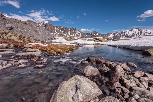 Passo de montanha, no topo do lago, no fundo muito o — Fotografia de Stock