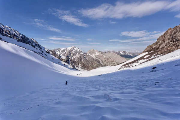Turistika Sněžném Horském Průsmyku Skalnatém Hřebeni Slunečného Počasí — Stock fotografie