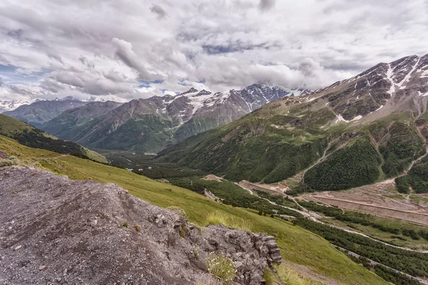 Picturesque View Rocky Mountains Snowy Tops Spring Sunny Day — Stock Photo, Image