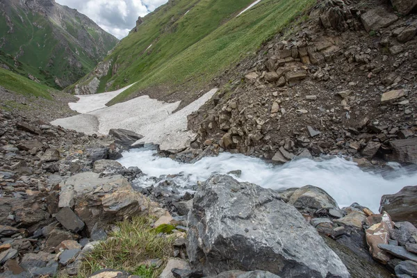 Schilderachtig Uitzicht Snelle Berg Rivier Stroomt Rotsachtige Bergen Het Voorjaar — Stockfoto