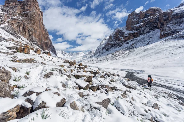 Escursionista Sesso Maschile Abiti Sportivi Caldi Escursioni Montagna — Foto Stock