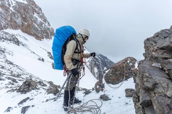 Kirghizistan Estivo Scalatore Sulla Cima Una Montagna Con Una Piccozza — Foto Stock