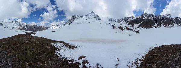 雪に覆われた山々と冬の風景 — ストック写真