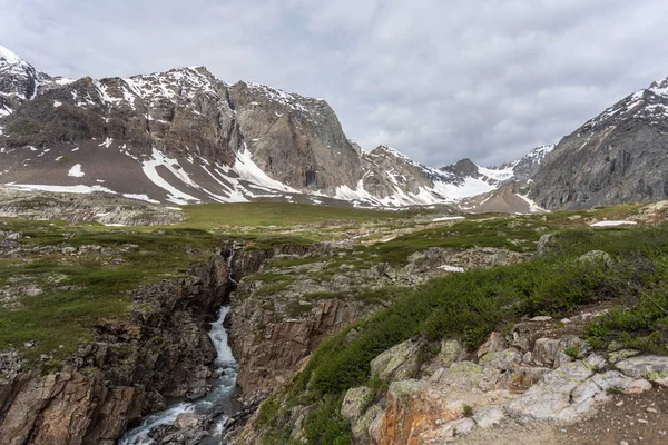 春の晴れた日に岩の多い山を流れる渓流の絵のように美しい景色 — ストック写真