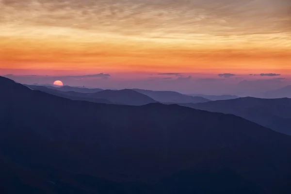 Nascer Sol Brilhante Nas Montanhas — Fotografia de Stock