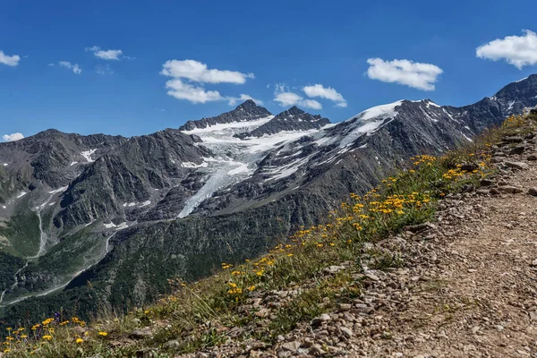 Picturesque View Rocky Mountains Snowy Tops Spring Sunny Day — Stock Photo, Image