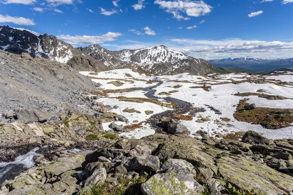 Passo de montanha, no topo do lago, no fundo muito o — Fotografia de Stock