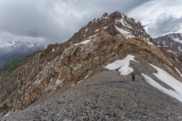 Zomer Kirgizië Een Groep Toeristen Gaat Naar Bergen Een Wandeling — Stockfoto