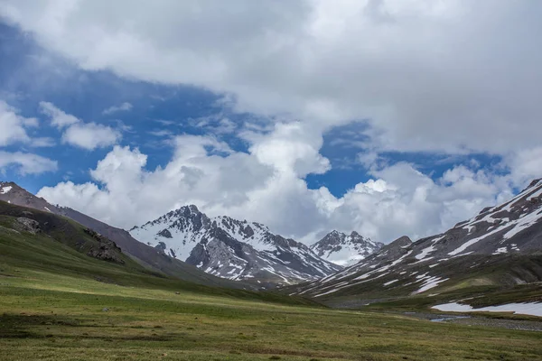 Karlı Dağ Geçidi Kayalık Sırtta — Stok fotoğraf