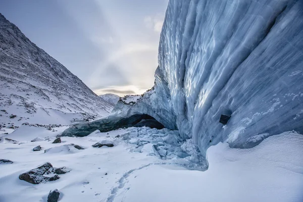 Caminata Invierno Las Montañas Altai Enorme Gruta Del Glaciar Akkem — Foto de Stock