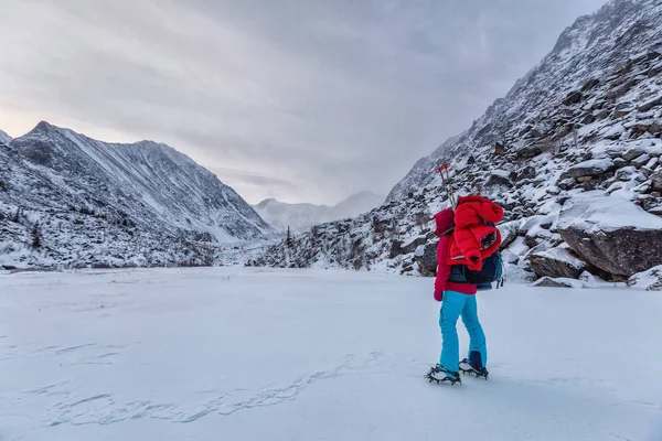 Wanderwanderer Winterliche Berglandschaft Den Bergen — Stockfoto