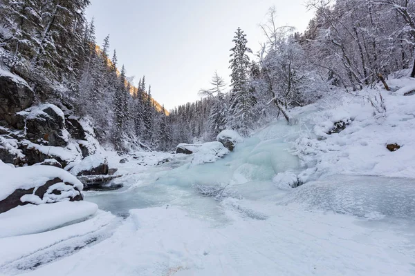 Zamarznięty Przepływ Śnieżnych Górach Słoneczny Zimowy Dzień Urals — Zdjęcie stockowe