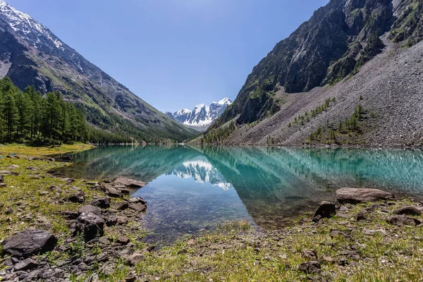 Malebný Výhled Modrou Řeku Sněhové Vrcholy Tien Shan Zasněženými Vrcholky — Stock fotografie