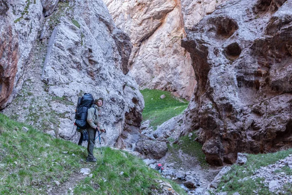 Male Hiker Warm Sporty Clothes Hiking Mountains — Stock Photo, Image