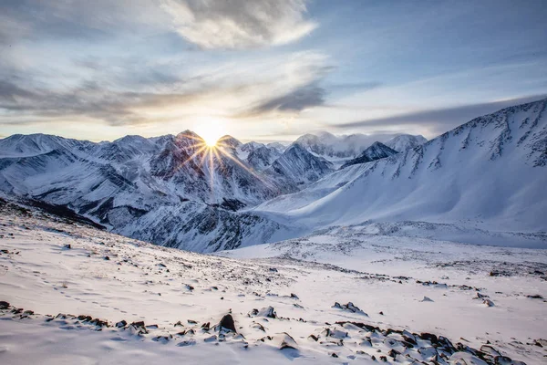 Гірський перевал, льодовик, похмуре небо — стокове фото