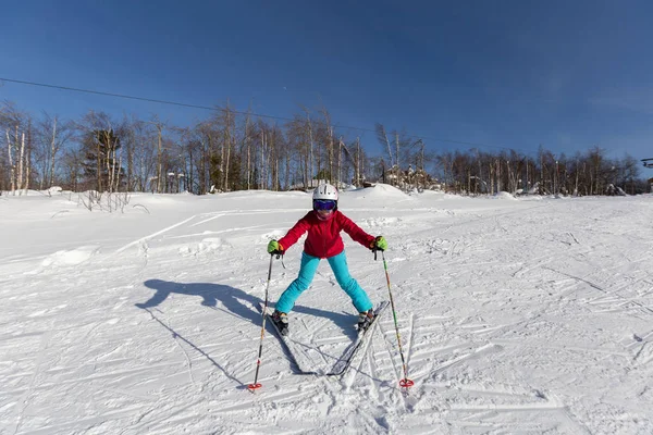 Mulher Esquiador Encosta Nas Montanhas — Fotografia de Stock