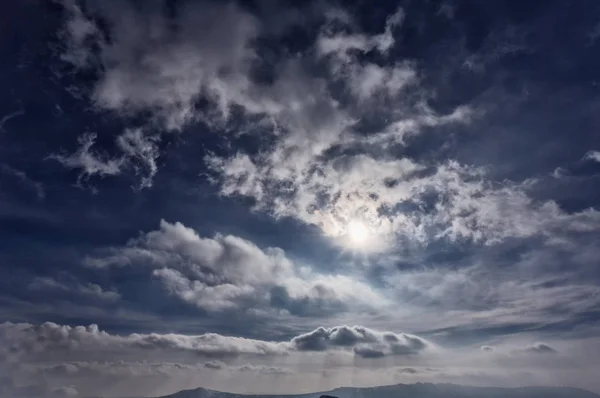 Égbolt Napfény Háttér Kék Felhőkkel Felhők Mögül Nap Kukucskál — Stock Fotó