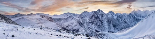 Vista Del Paso Las Montañas Nevadas Día Invierno Soleado —  Fotos de Stock