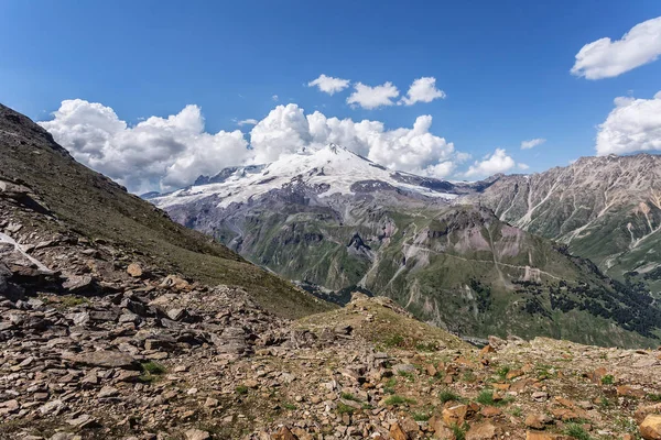 Pittoresca Vista Sulle Montagne Rocciose Con Cime Innevate Primavera Giornata — Foto Stock