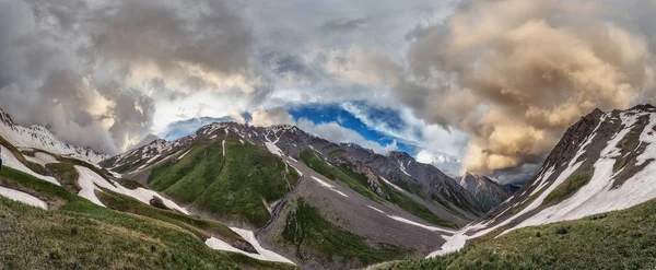 Karlı Dağ Geçidi Kayalık Sırtta — Stok fotoğraf