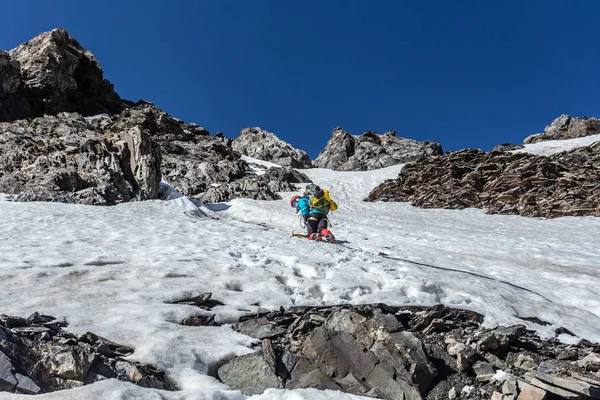 Viaggiatore Abiti Sportivi Caldi Con Zaino Escursioni Nelle Montagne Innevate — Foto Stock