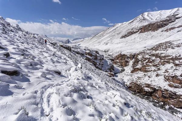 Paesaggio Valico Montagna Innevato Cresta Rocciosa Tempo Soleggiato — Foto Stock