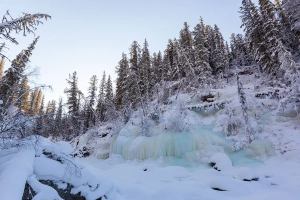 Flujo Congelado Montañas Nevadas Soleado Día Invierno Urales —  Fotos de Stock